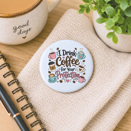 あなたの身を守るためにコーヒーを飲んでいます 缶バッジ