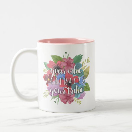 あなたの雰囲気はあなたの部族のワイルドフラワー引用文を引き付ける ツートーンマグカップ (左)
