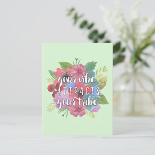 あなたの雰囲気はあなたの部族のワイルドフラワー引用文を引き付ける ポストカード (スタンド正面)