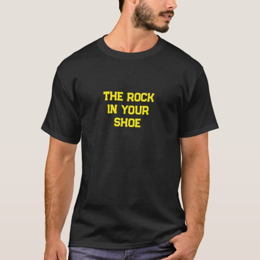 あなたの靴の中の岩 グラフィックススローガン メンズTシャツ Tシャツ (正面)