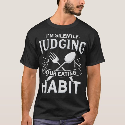 あなたの食事の習慣を静かに判断中 面白い栄養士 Tシャツ (正面)