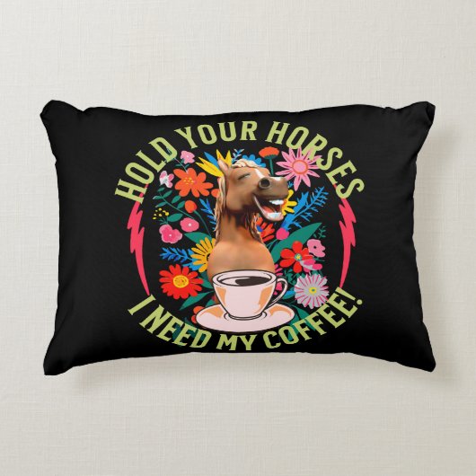 あなたの馬を保持 – 私のコーヒーが必要だ！おもしろい アクセントクッション (正面)