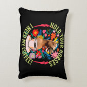 あなたの馬を保持 – 私のコーヒーが必要だ！おもしろい アクセントクッション (裏面(縦))