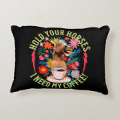 あなたの馬を保持 – 私のコーヒーが必要だ！おもしろい アクセントクッション (裏面)