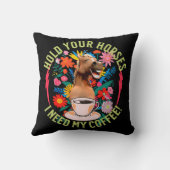 あなたの馬を保持 – 私のコーヒーが必要だ！おもしろい クッション (裏面)