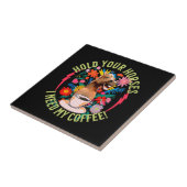 あなたの馬を保持 – 私のコーヒーが必要だ！おもしろい タイル (側面)