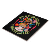 あなたの馬を保持 – 私のコーヒーが必要だ!おもしろい タイル (側面)