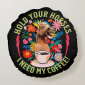 あなたの馬を保持 – 私のコーヒーが必要だ！おもしろい ラウンドクッション (裏面)