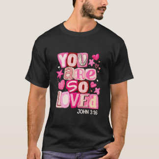 あなたはとても愛されている ヨハネの福音書3:16 ピンクのかわいいキリスト教デザイン Tシャツ