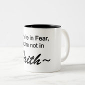 あなたはもし恐怖で、あなたは信仰ではない！コーヒーマグ ツートーンマグカップ (正面右)