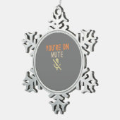 あなたはミュートのビデオ通話 スノーフレークピューターオーナメント (右)