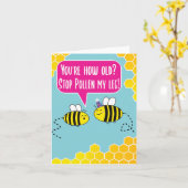 あなたは何歳?ストップ足に花粉を!ビー誕生日 カード (黄色い花)