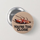 あなたは余りに近いw/Roach -円形ボタン 缶バッジ (正面&裏面)