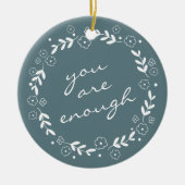 あなたは十分な引用文グレーティール（緑がかった色）フローラリース セラミックオーナメント (正面)