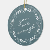 あなたは十分な引用文グレーティール（緑がかった色）フローラリース セラミックオーナメント (左)