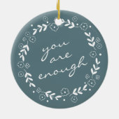 あなたは十分な引用文グレーティール（緑がかった色）フローラリース セラミックオーナメント (裏面)