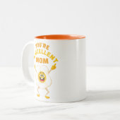 あなたは卵ママおもしろいかわいい漫画の笑顔の卵 ツートーンマグカップ (正面左)