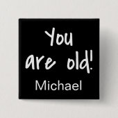 あなたは古い誕生日ブラックギャグネームバッジ 缶バッジ (正面)