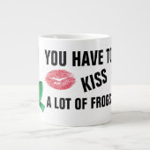 あなたは多くのカエルのキスジャンボコーヒーマグしなければならない ジャンボコーヒーマグカップ (正面)
