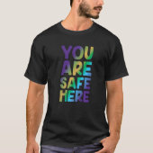 あなたは安全ここにいるレインボープライドLgbtqゲイトランスジェン Tシャツ (正面)