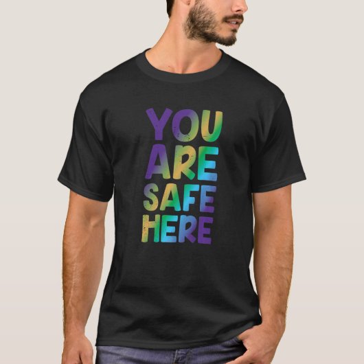 あなたは安全ここにいるレインボープライドLgbtqゲイトランスジェン Tシャツ (正面)