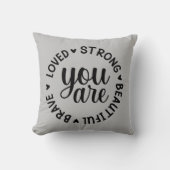 あなたは強い勇敢な美しい枕が愛されている クッション (正面)