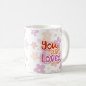 あなたは愛される花レズビアンプライドレタリング コーヒーマグカップ (正面右)