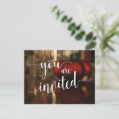 あなたは招待されクリスマスホリデーパーティレッドデコール インビテーションポストカード (スタンド正面)