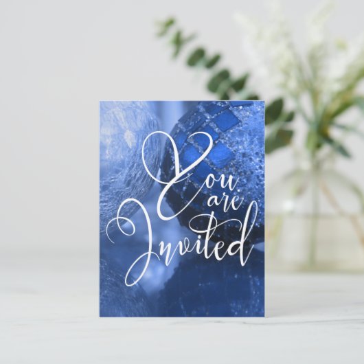 あなたは招待されホリデーパーティー、青いガラスボール1 インビテーションポストカード (スタンド正面)