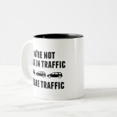 あなたは渋滞に巻き込まれない。あなたは交通渋滞だ。 ツートーンマグカップ (正面左)
