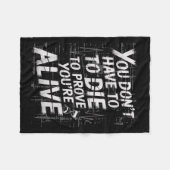 あなたは生き生きと証明するために死ぬ必要はない フリースブランケット (正面(横))