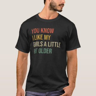 あなたは私が少し年上の女の子を好きだと知っているおもしろい Tシャツ