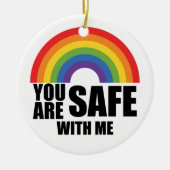 あなたは私と安全であるLGBTQレインボープライド セラミックオーナメント (正面)