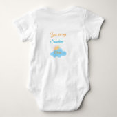 あなたは私のサンシャインイエローオレンジの太陽の光の雲 ベビーボディスーツ (裏面)