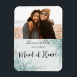 あなたは私のメイド・オブ・オーナー(花嫁付き添い人)セージ緑の磁石になる マグネット<br><div class="desc">このボエレガントタニカルデザインは完璧なメイド・オブ・オーナー(花嫁付き添い人)提案カードを作る。このカードは、あなたの特別な機会を補完する'オン傾向'セージ緑のカラーパレットと。自分の写真と名前を追加するだけで、文房具が作成されユニークる。</div>