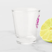 あなたは私の世界ピンクのロマンチックな地球のハートデザイン ショットグラス (左)