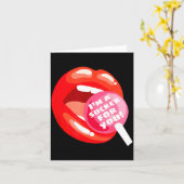 あなたは私の弱点よ 赤い唇のキャンディ ロリポップ バレンタイン カード (黄色い花)