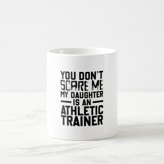 あなたは私を怖がらせる私の娘は運動選手である コーヒーマグカップ (中央)