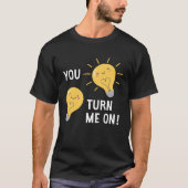 あなたは私を電球バレンタインに向ける Tシャツ (正面)