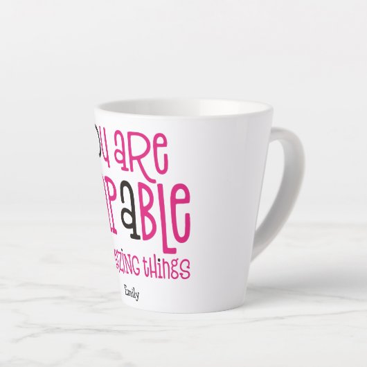 あなたは素晴らしいことができるタイポグラフィピンク カフェラテマグ (右アングル)