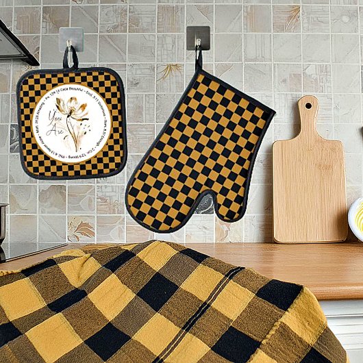 あなたは美しい聖なる書物、 経典の花と格子柄だ 鍋つかみ&鍋敷きセット