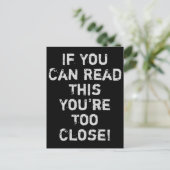 あなたは近すぎるアンチ – ソーシャル引用文はがき ポストカード (スタンド正面)