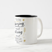 あなたは驚くほど強く勇敢で強い女性 ツートーンマグカップ (正面右)