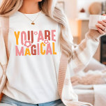 あなたは魔法のレトログルービーフラワータイポグラフィ Tシャツ<br><div class="desc">あなたは魔法のレトロGroovy花のタイポグラフィ女性のファッションTシャツトップは、文字を特徴とする"あなたは魔法である"は、Groovy花でアクセント付きのレトロなスクリプトタイポグラフィ。誕生日、クリスマス、母の日、友達、姉妹など、彼女のための最高の贈り物として完璧な。Evco Studioによる設計www.zazzle.com/store/evcostudio</div>