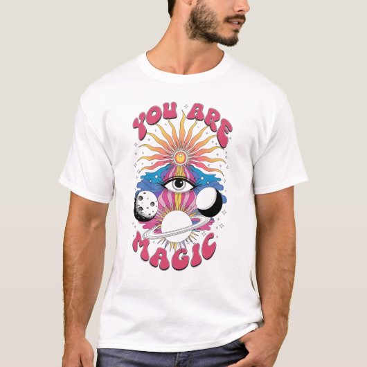 あなたは魔法 – サイケデリックコズミック Tシャツ (正面)