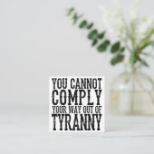 あなたは、専制政治から従順で逃れることはできない Tシャツ スクエア名刺 (スタンド正面)