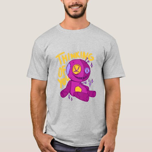 あなたを想うクリーピーカッコイイ人形デザイン Tシャツ (正面)