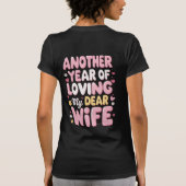 あなたを愛する別の年 – ロマンチックな記念日 Tシャツ (裏面)