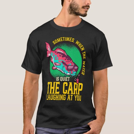 あなたを笑う鯉 釣り フィッシャーマン Tシャツ (正面)