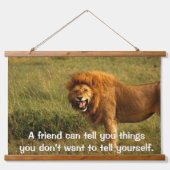 あなたを見ているフィールドのライオン 吊り下げ型タペストリー (正面)